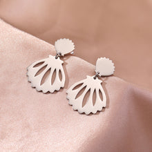 Load image into Gallery viewer, Macy Shell Earrings
