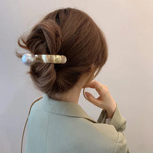 Load image into Gallery viewer, Ewelina Pearl Hair Clip
